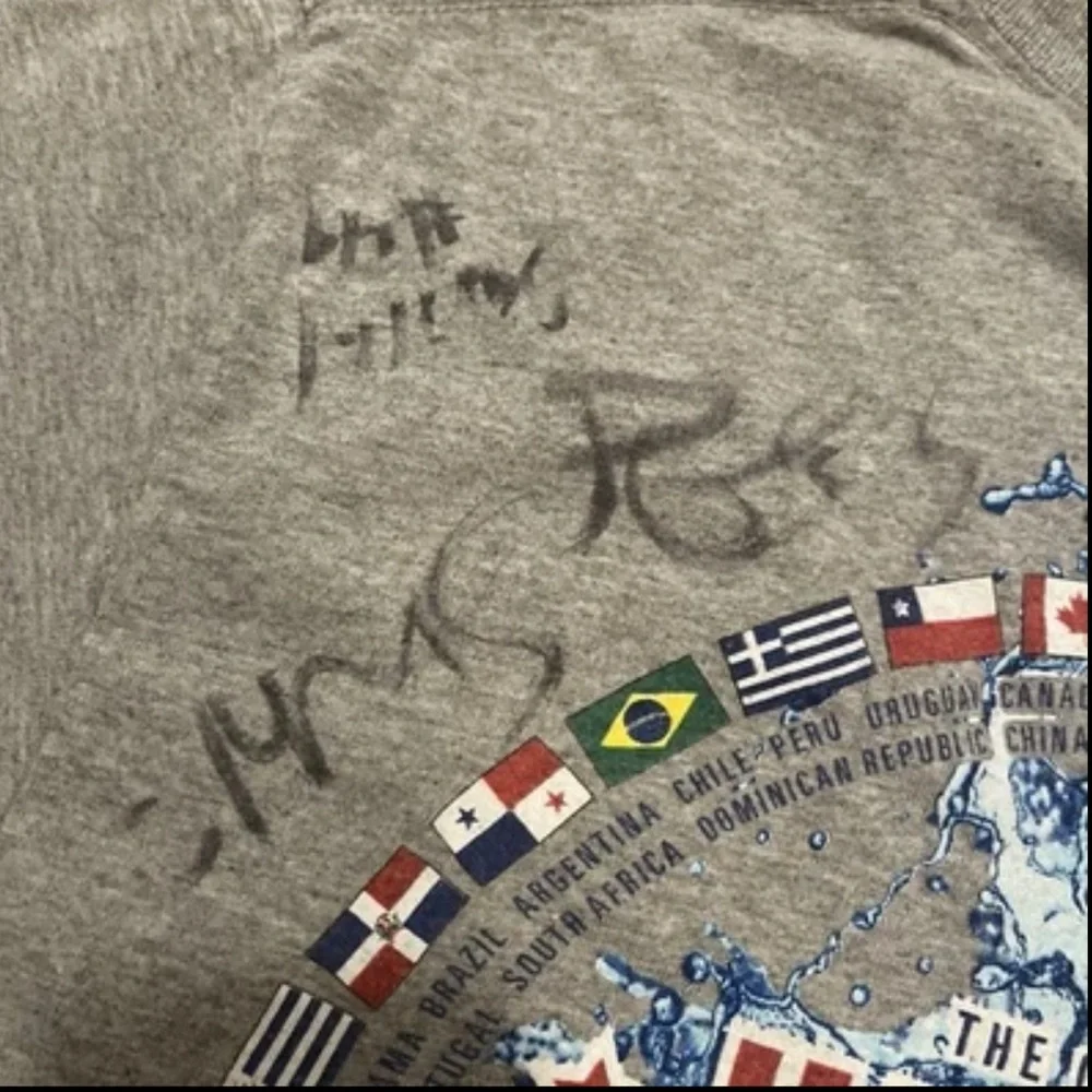 2017 Harlem Globetrotters Authentic T-shirt From  The World Tour With signatures